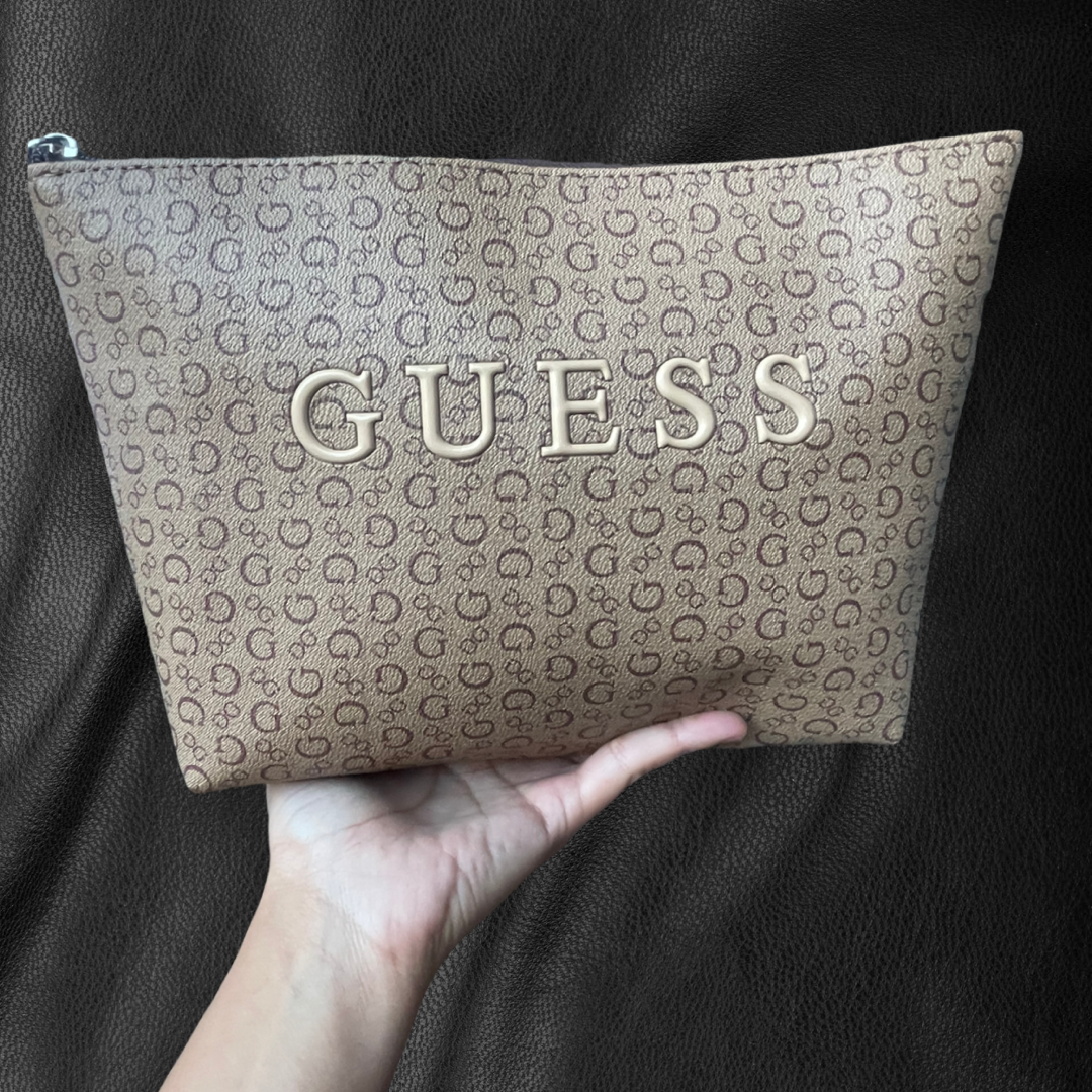 Cosmetiquero guess café grande muy espacioso